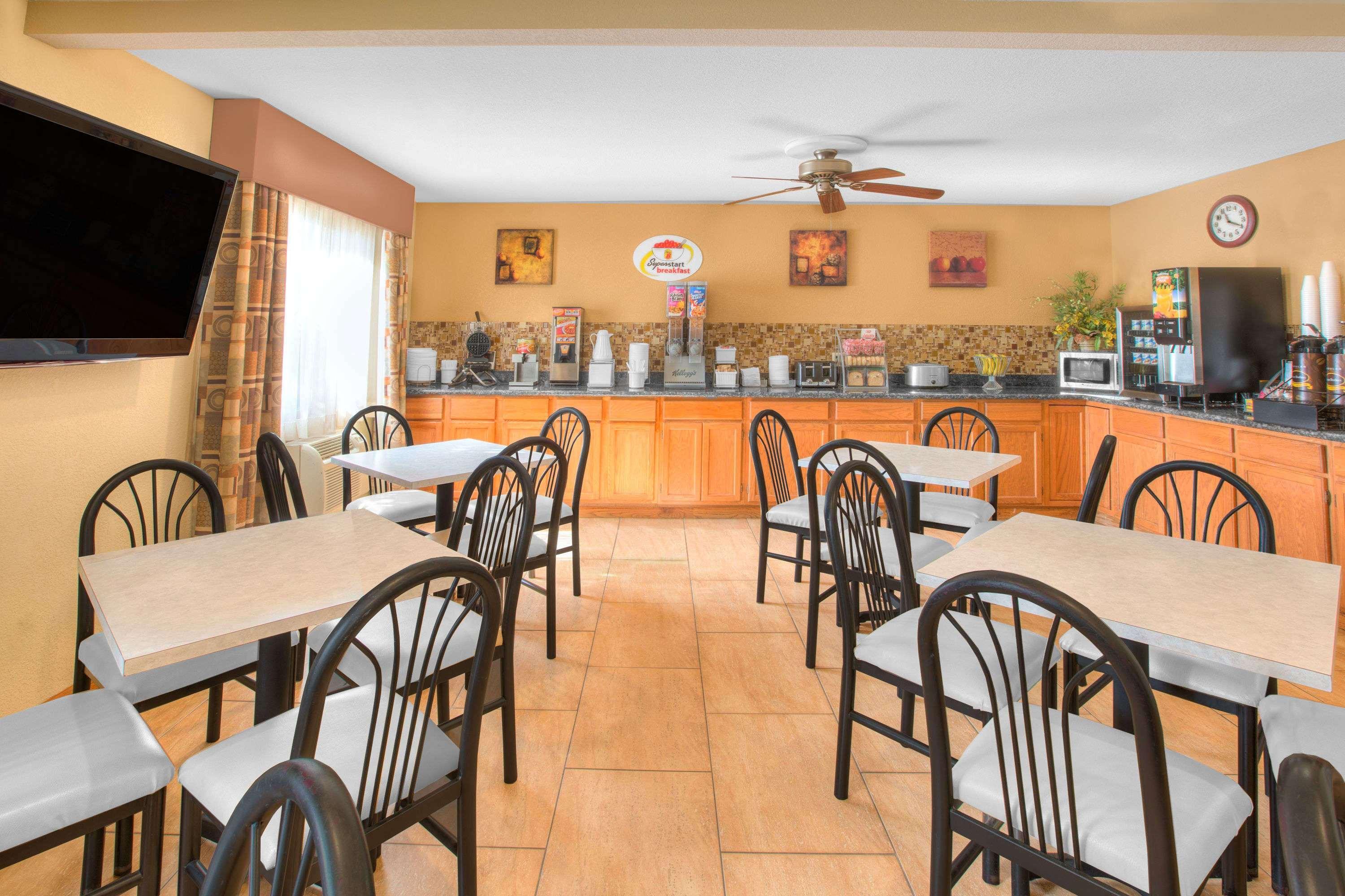 Motel Super 8 By Wyndham Clive Ia Extérieur photo